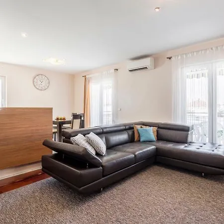 Cuby With Private Pool In Apartamento Trogir