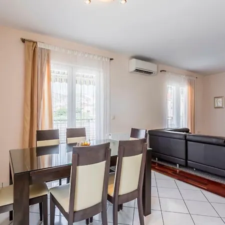 Cuby With Private Pool In Appartamento Traù