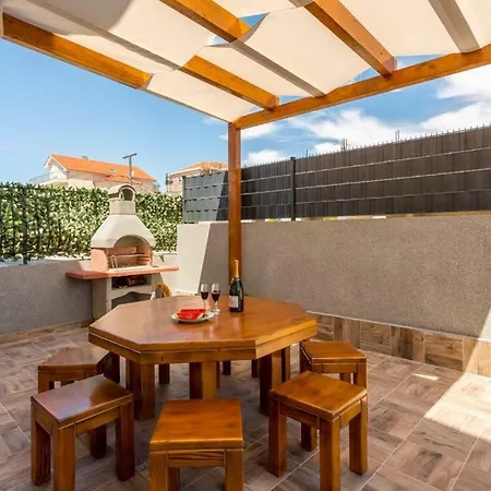 Cuby With Private Pool In Traù