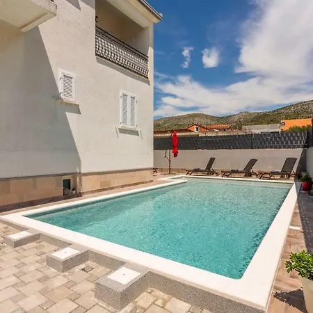 Cuby With Private Pool In Appartamento *