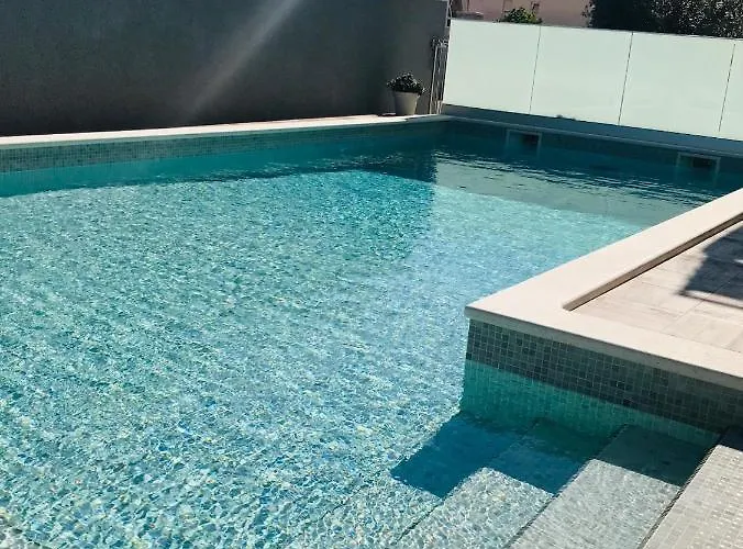 Cuby With Private Pool In 公寓