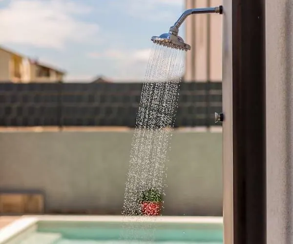 Cuby With Private Pool In Appartement