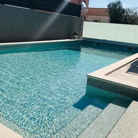 Cuby With Private Pool In شقة