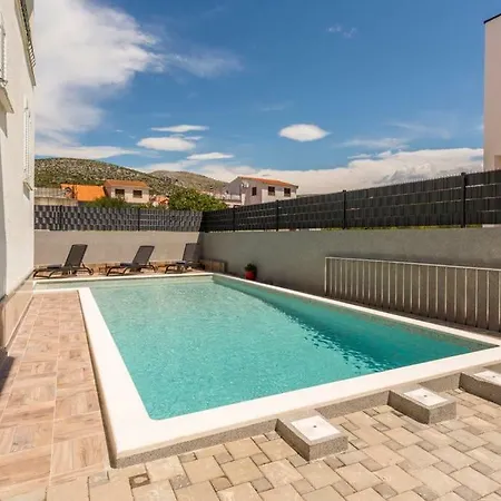 Cuby With Private Pool In Apartmán Trogir