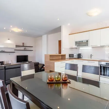 Cuby With Private Pool In Lägenhet