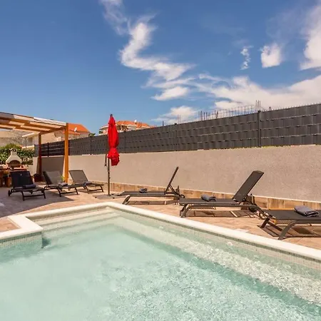 Cuby With Private Pool In تروغير