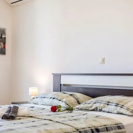 Cuby With Private Pool In