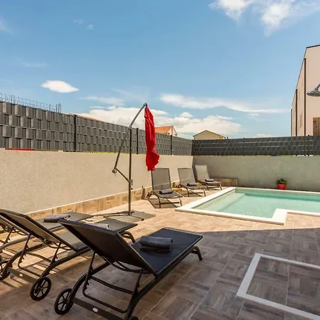 Cuby With Private Pool In