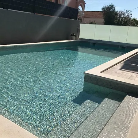 Cuby With Private Pool In شقة تروغير