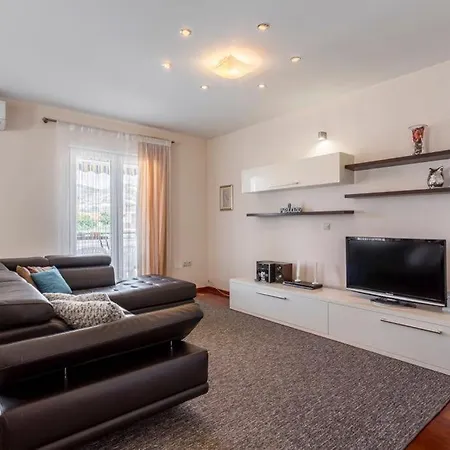 Cuby With Private Pool In