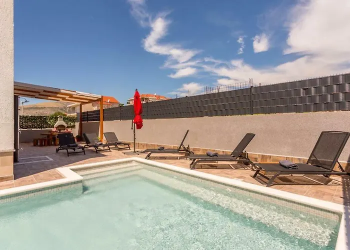 Cuby With Private Pool In Trogir