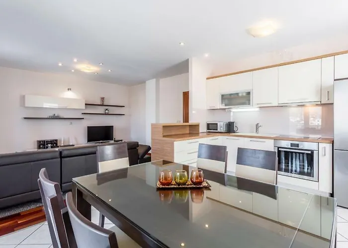 Cuby With Private Pool In Apartman