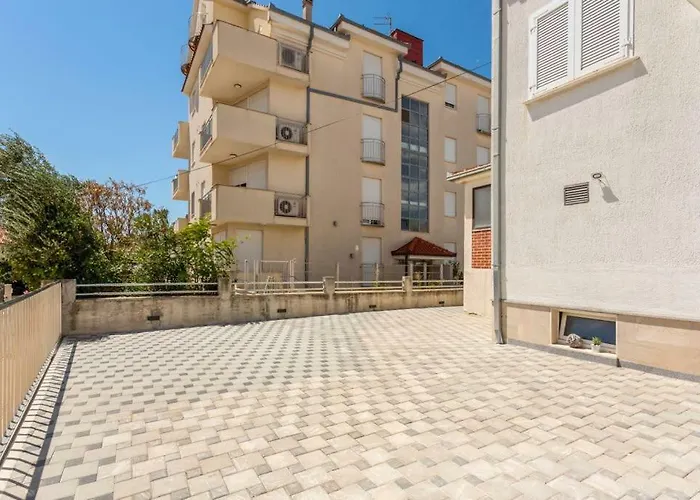 Cuby With Private Pool In Trogir