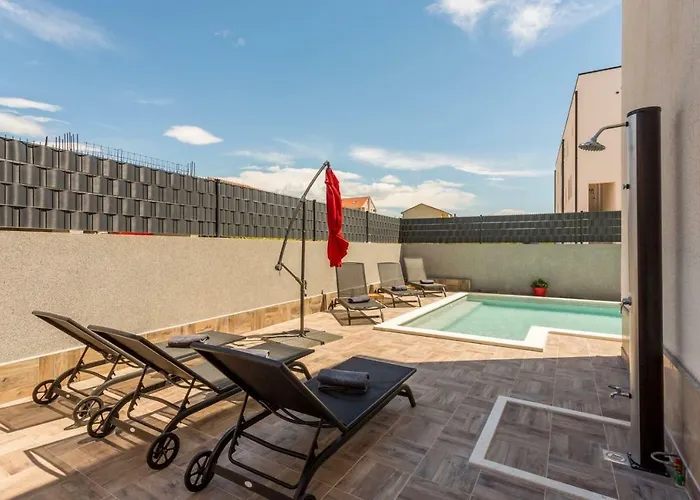 Cuby With Private Pool In