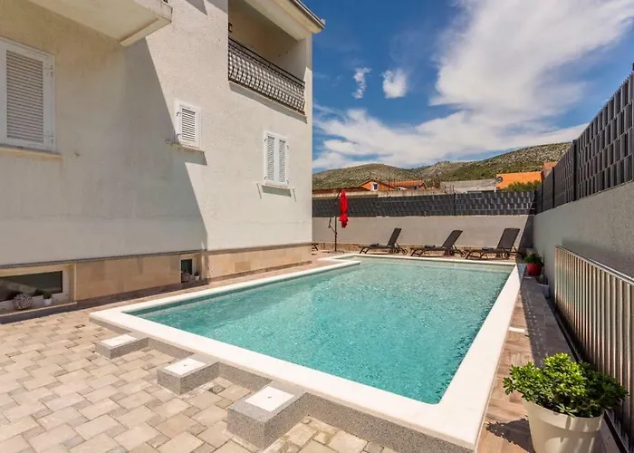 Cuby With Private Pool In Apartman *